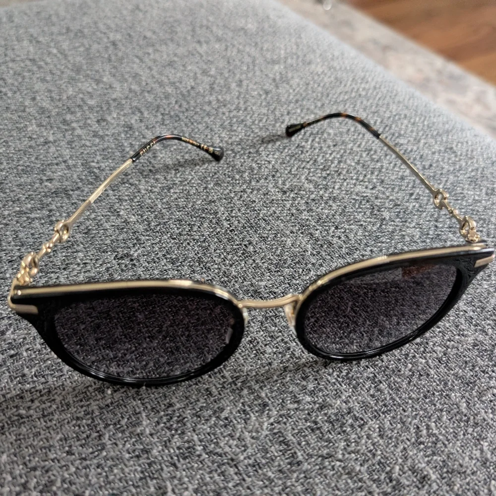 Gucci Women's Sunglasses in Black and Gold